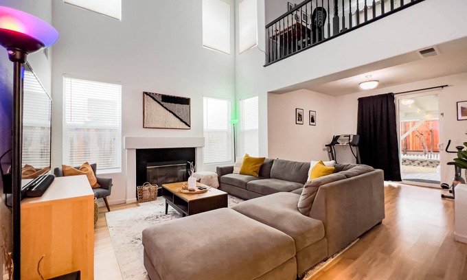 Salinas Casa | Friends, Family & Dog Stay in Monterey Peninsula with AC & Grill
