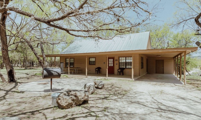 Sabinal Cabina | Frio Country Resort - Within walking distance to the Frio River!
