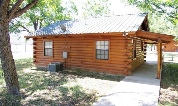 Leakey Cabina | Frio Pecan Farm Log Cabins