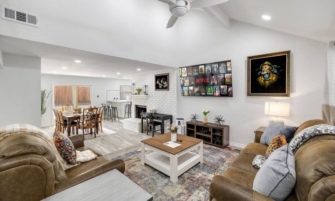 Frisco Casa | Frisco 4-bedrooms Getaway Hometel with Spa and Outdoor Kitchen