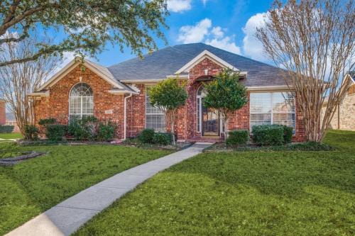 Frisco Casa | Frisco Spacious & Cozy Bling Home by Aya