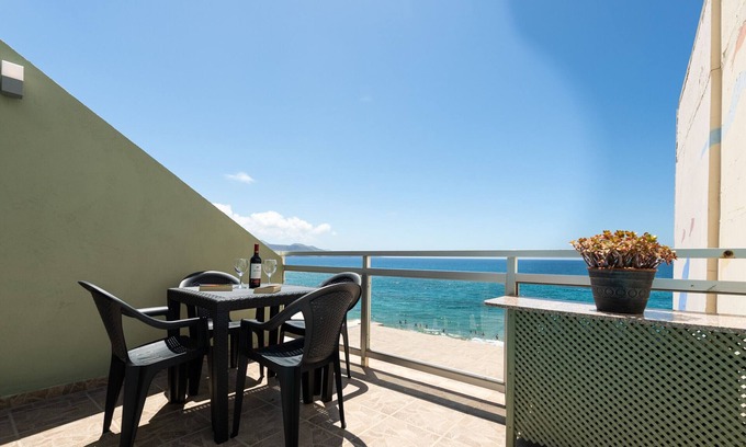 Las Palmas de Gran Canaria Chalet De Esquí | Front line with nice terrace By CanariasGetaway