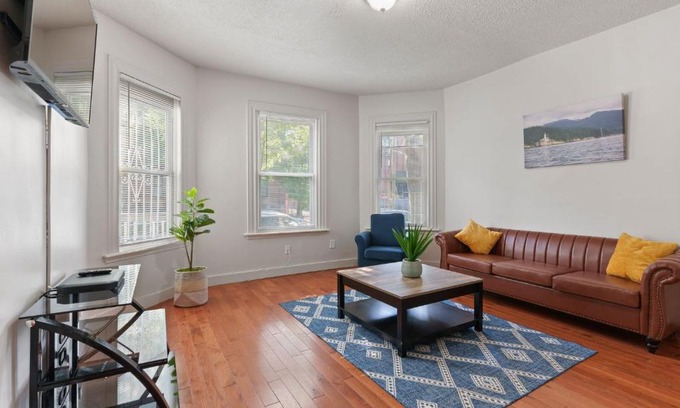 Hartford Apartamento | Frog Hollow Red Door Retreat
