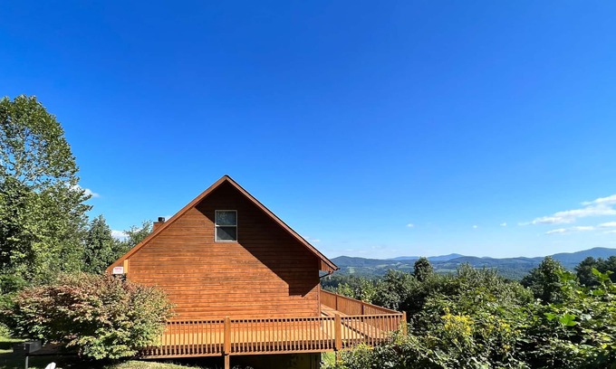 Grassy Creek Cabina | ¡ARRIBA TODAS 100 millas de vistas panorámicas, quema de madera F / P, WiFi y futbolín!