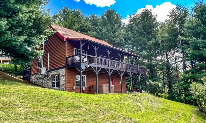 Piney Creek Cabina | From Fireplace Evenings to Deckside Sunsets- Breezy River Has It All