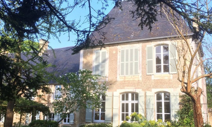 Saint-Martin-des-Entrees Casa | desde mi ventana: dormitorio de Marion en el corazón de un jardín paisajístico