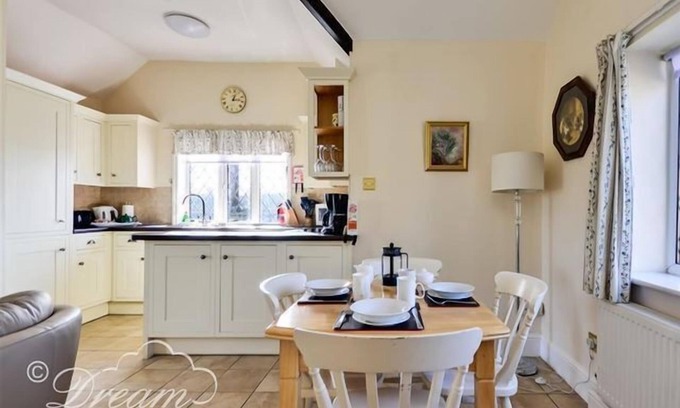 Dorchester Cabaña | FROME LODGE HOUSE, pet friendly, with open fire in Frome Whitfield