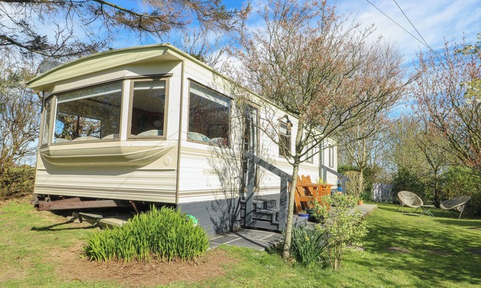 Cylch-Y-Garn Cabaña | FRON DDERW CARAVAN, family friendly, with a garden in Llanfechell