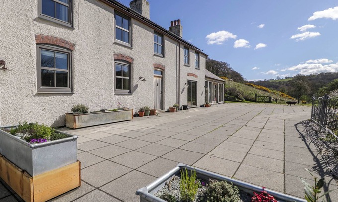 Abergele Cabaña | FRON GOCH FARM, pet friendly, with open fire in Llanfair Talhaiarn