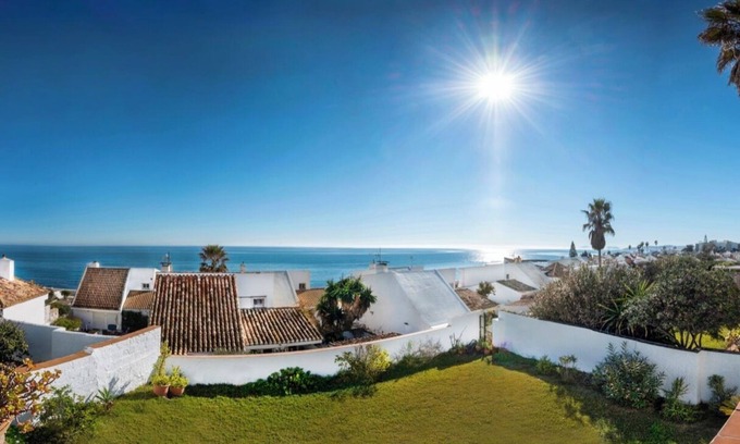 Bahia Dorada Villa | Villa en primera línea de playa en Bahía Dorada, Estepona
