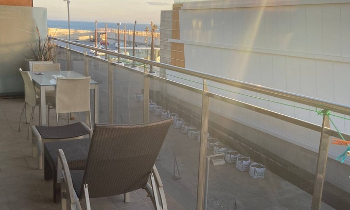 Badalona Apartamento | Primera línea de playa frente al puerto