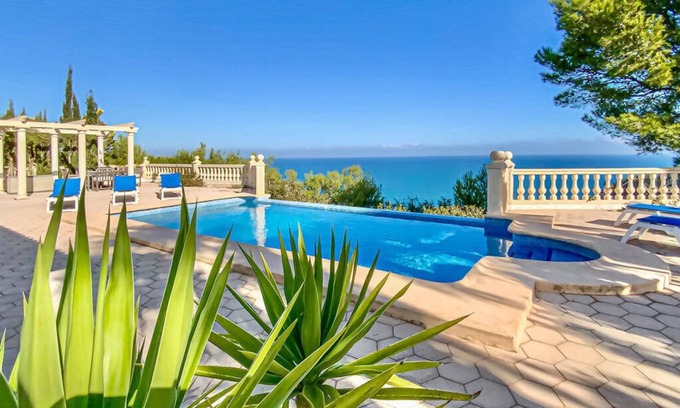 Media Luna Villa | Propiedad en primera línea con fantásticas vistas al mar