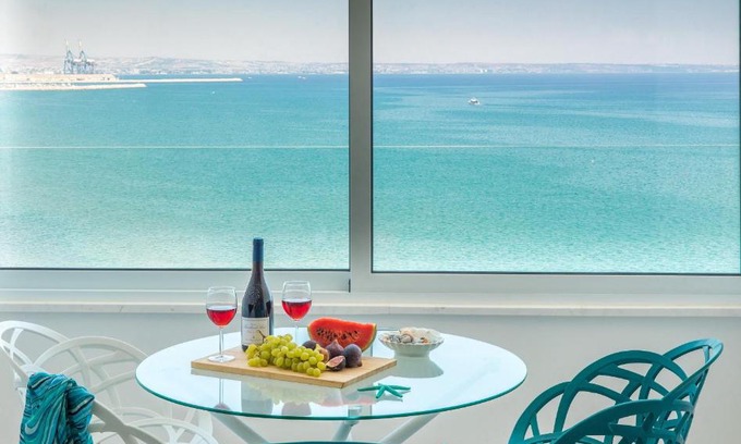 Skala Apartamento | Front-Row - Skyline Retreat - Pool Access