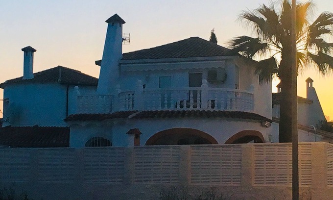 Oliva Chalet De Esquí | Frente Al Mar Rosales. Lujosa Villa con aa, wifi y piscina