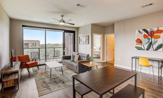 Highland Apartamento | Frontdesk | 1 BR Apt near the University of Texas