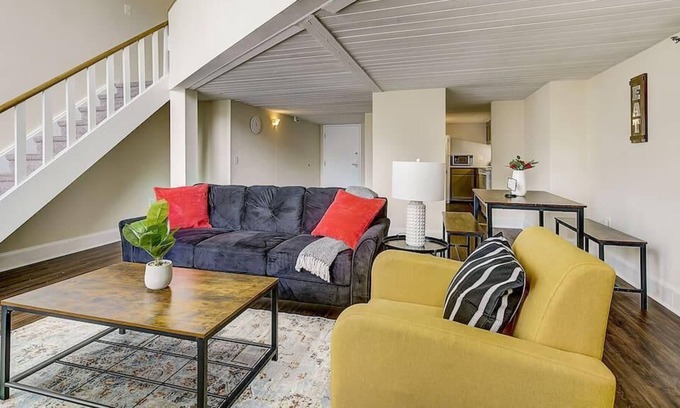 Gayborhood Apartamento | Frontdesk | 1 BR Loft Apt Near Center City