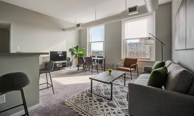 Gateway District Apartamento | Frontdesk | 2 BR Apt by Playhouse Square