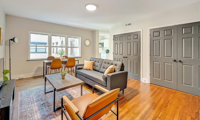 East Walnut HIlls Apartamento | Frontdesk | 2 BR Apt near Eden Park