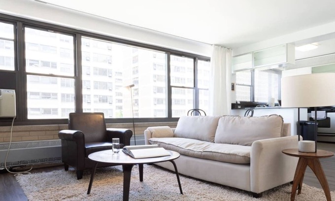 Indian Village Apartamento | Frontdesk | 2 BR Apt near University of Chicago