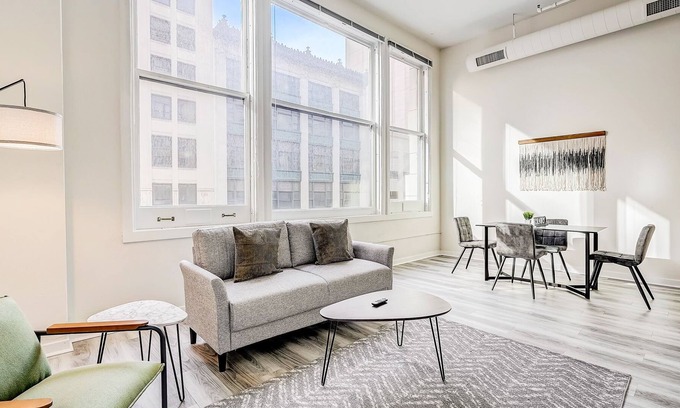 Mile Square Apartamento | Frontdesk | 2 BR Apt near Indiana War Memorial