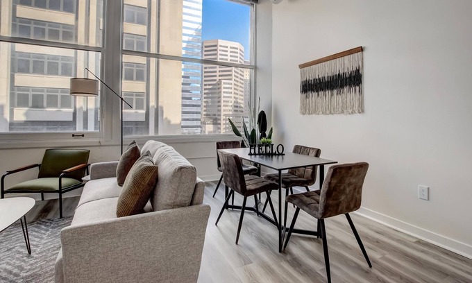 Mile Square Apartamento | Frontdesk | 2 BR Apt by Soldiers/Sailors Monument