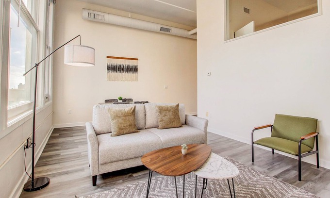 Mile Square Apartamento | Frontdesk | 2 BR Apt near Indiana State Fairground