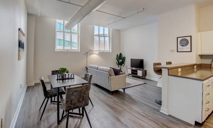 Mile Square Apartamento | Frontdesk | 2 BR Apt by Kurt Vonnegut Library