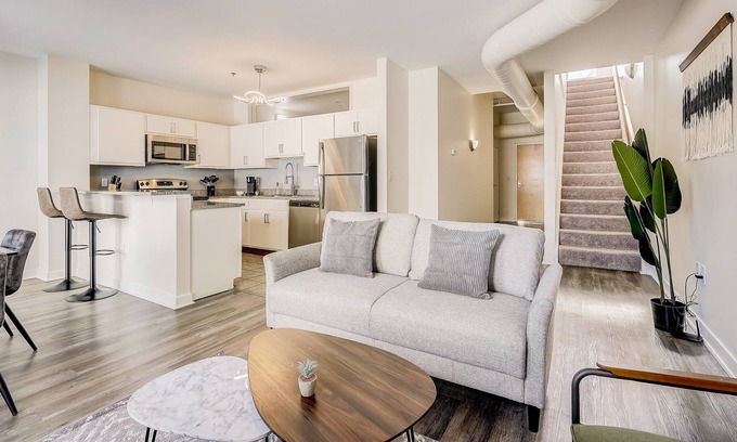 Mile Square Apartamento | Frontdesk | 2 BR Apt by Indiana State Museum