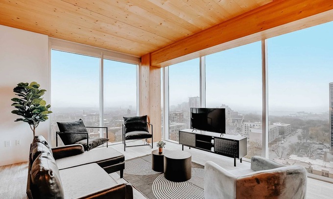 East Town Apartamento | Frontdesk | 3 BR Upscale+Modern Downtown Apt