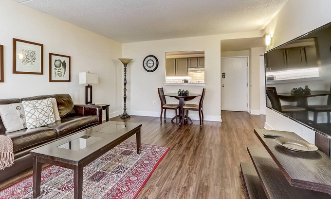 Gayborhood Apartamento | Frontdesk | Bright 1 BR in Washington Square