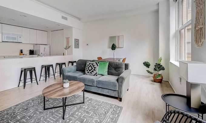 Gateway District Apartamento | Frontdesk | Bright + Open Studio in Downtown