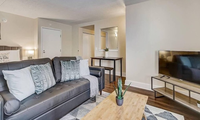 Gayborhood Apartamento | Frontdesk | Bright Studio in Midtown