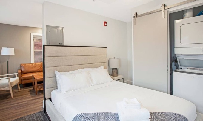 Hanover Place Apartamento | Frontdesk | Bright Studio Apt near Union Station