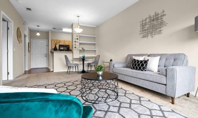 North Shore Apartamento | Frontdesk | Convenient 1 BR in the North Side