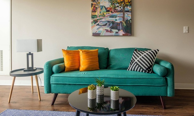 Ames Apartamento | Frontdesk | Hip 2BR Near Public Transit