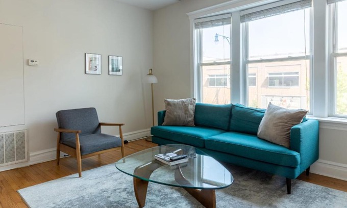 Roscoe Village Apartamento | FRONTDESK Modern 2 BR Apt with Lake View