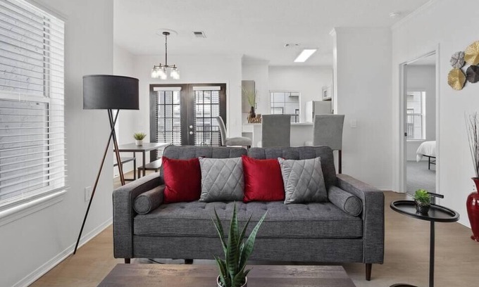North Shore Apartamento | Frontdesk | Spacious 2 BR in the North Side