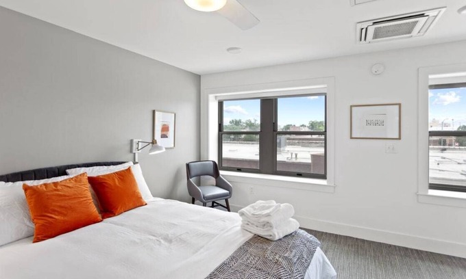 Hanover Place Apartamento | Frontdesk | Studio Apt near Crossroad Art District