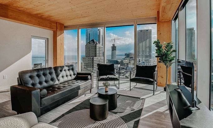 East Town Apartamento | Frontdesk | Stunning 3BR w / City & Lake Views