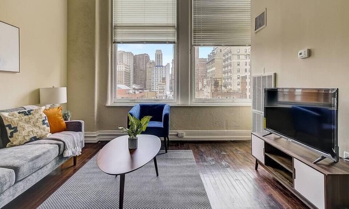 Gayborhood Apartamento | Frontdesk | Sunny 2 BR loft in Washington Square