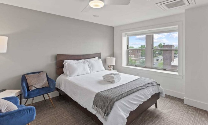 Hanover Place Apartamento | Frontdesk | Sunny Studio Apt near Gillham Park
