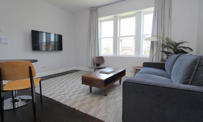 Ukrainian Village Apartamento | FRONTDESK Updated 2 BR Apt with Full Kitchen