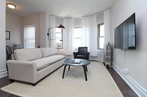 Pilsen Apartamento | FRONTDESK Updated 2 BR Apt Near South Side
