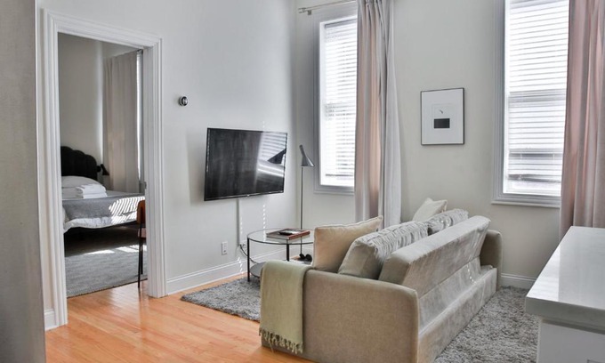 East Village Apartamento | FRONTDESK Updated West Town 2 BR Apt with W&D