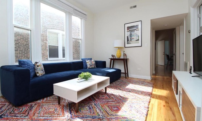 Ukrainian Village Apartamento | FRONTDESK Wicker Park 2 BR Apt with Laundry