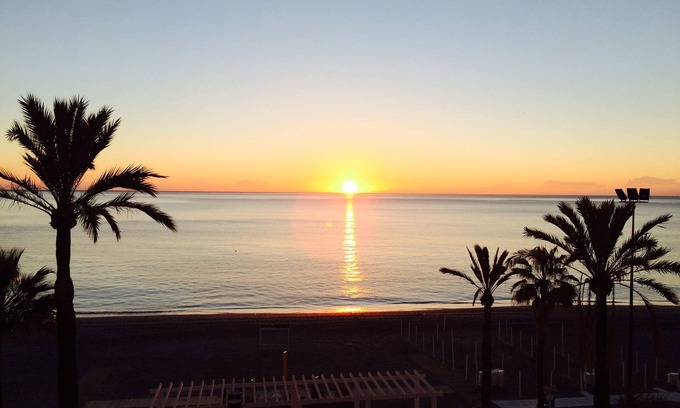 Fuengirola Apartamento | Apartamento en 1º linea de playa, reformado, cerca del centro. WiFi & AirCon