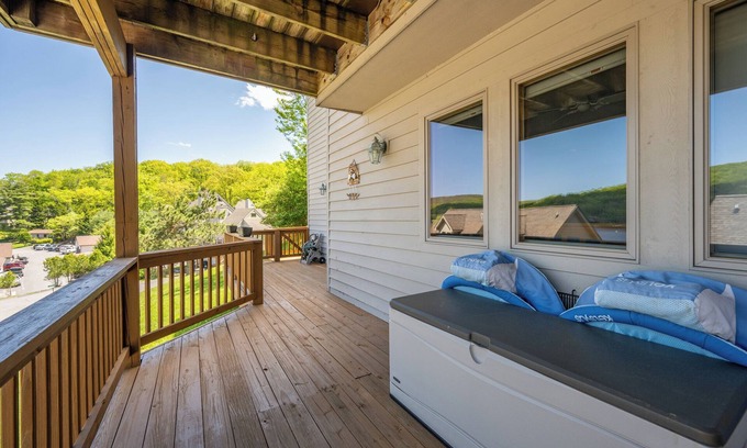 Mountainside Condominio | Frost & Float Getaway! Cozy 2-bedroom condo in Deep Creek Lake with Lakeviews