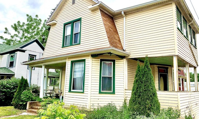 Frostburg Casa | FROSTBURG-House-GuestRoom-A