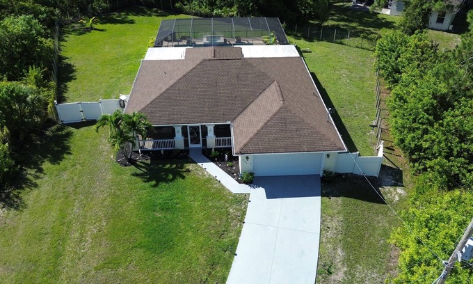 Eisenhower Casa | Casa * 3BR * 2BA * Capacidad 6 * 1408 Sq. Pie. LeHigh Acres, Florida