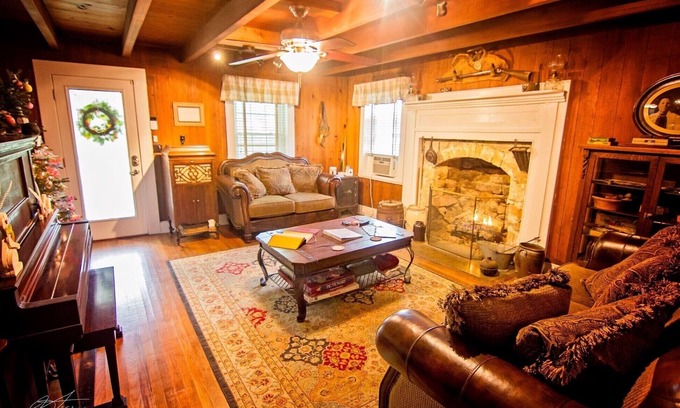 Lynn Garden Casa | Fulkerson-Hilton historic homestead